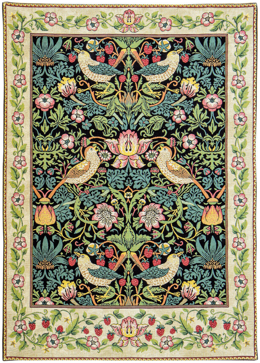 Ein dekorativer Wandteppich mit dem Namen »Strawberry Thief« nach William Morris. Das Kunstwerk zeigt ein üppig dekoriertes Muster aus Vögeln, Blumen und Blättern in verschiedenen Farben wie Schwarz, Grün, Rot, Gelb, Rosa und Weiß. Der Stil ist viktorianisch und sehr detailliert, was es zu einem auffälligen und stilvollen Einrichtungsstück macht.