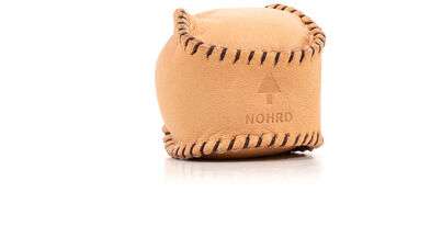 Ein kleiner, beiger Lederball mit naturbelassener Optik und handgenähten Nähten, perfekt für Therapie und Entspannung.
