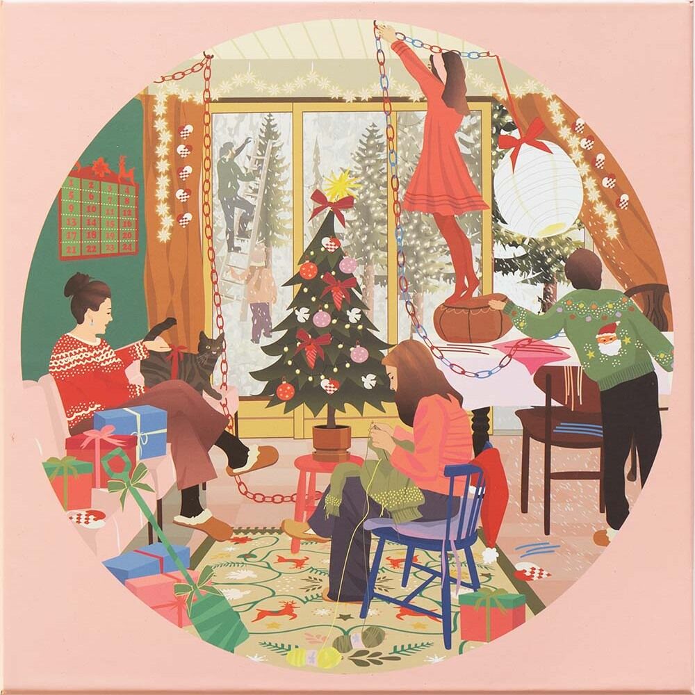 Illustration eines gemütlichen Wohnzimmers im Winter, in dem vier Menschen gemeinsam einen Weihnachtsbaum schmücken, Geschenke einpacken und basteln. Draußen liegt Schnee, und durch die großen Fenster sind verschneite Tannen zu sehen. Das Bild vermittelt festliche und familiäre Weihnachtsstimmung.