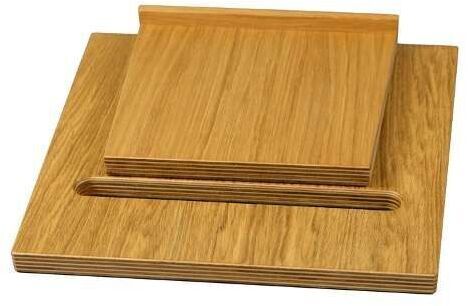 Ein Buchständer aus Holz besteht aus zwei miteinander verbundenen Teilen. Das Produkt ist schlicht und aus natürlichem Holz gefertigt.