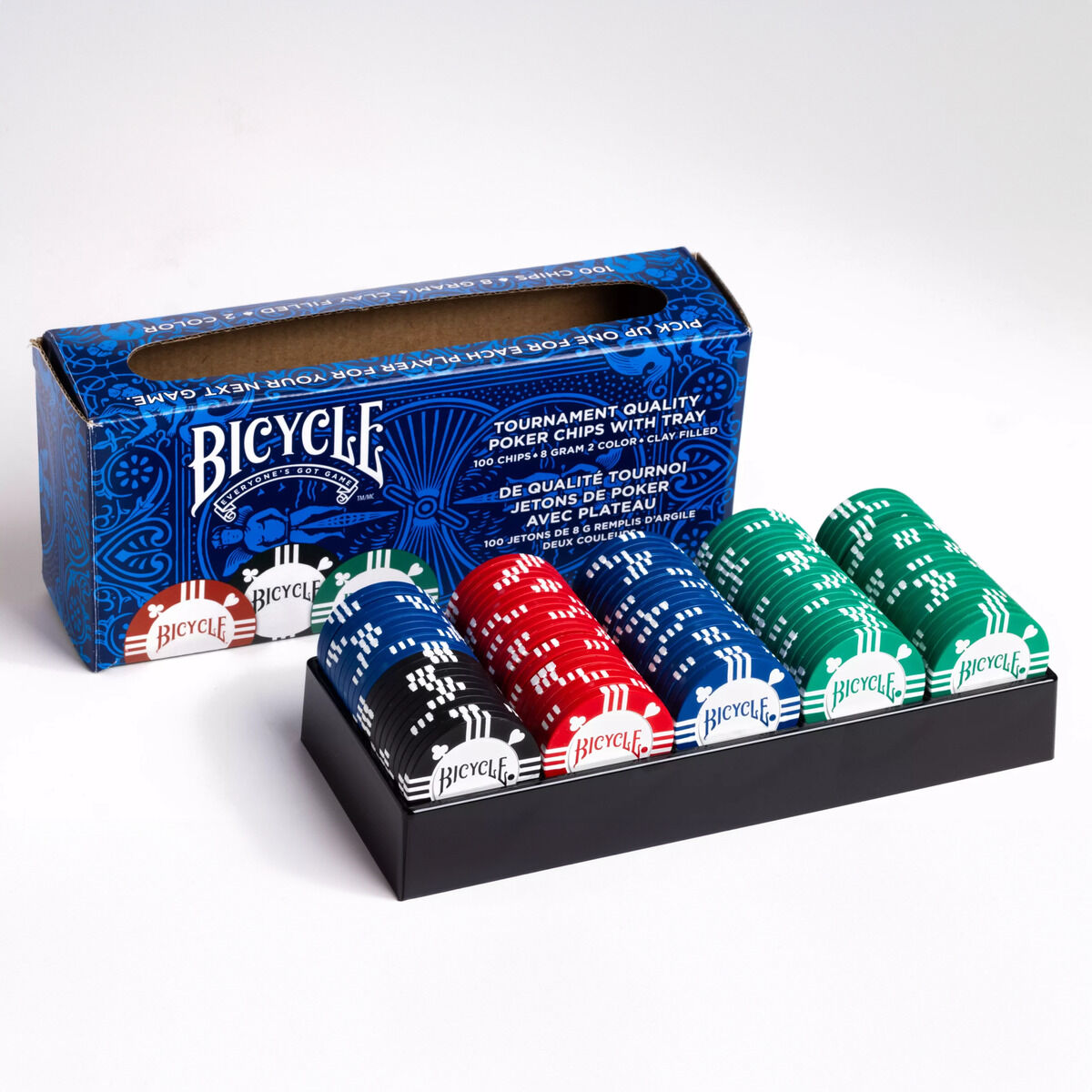 Ein Set von Pokerchips in verschiedenen Farben (Blau, Rot, Grün, Schwarz, Weiß) ist in einem schwarzen Tablett vor einer Verpackung der Marke 'Bicycle' zu sehen.