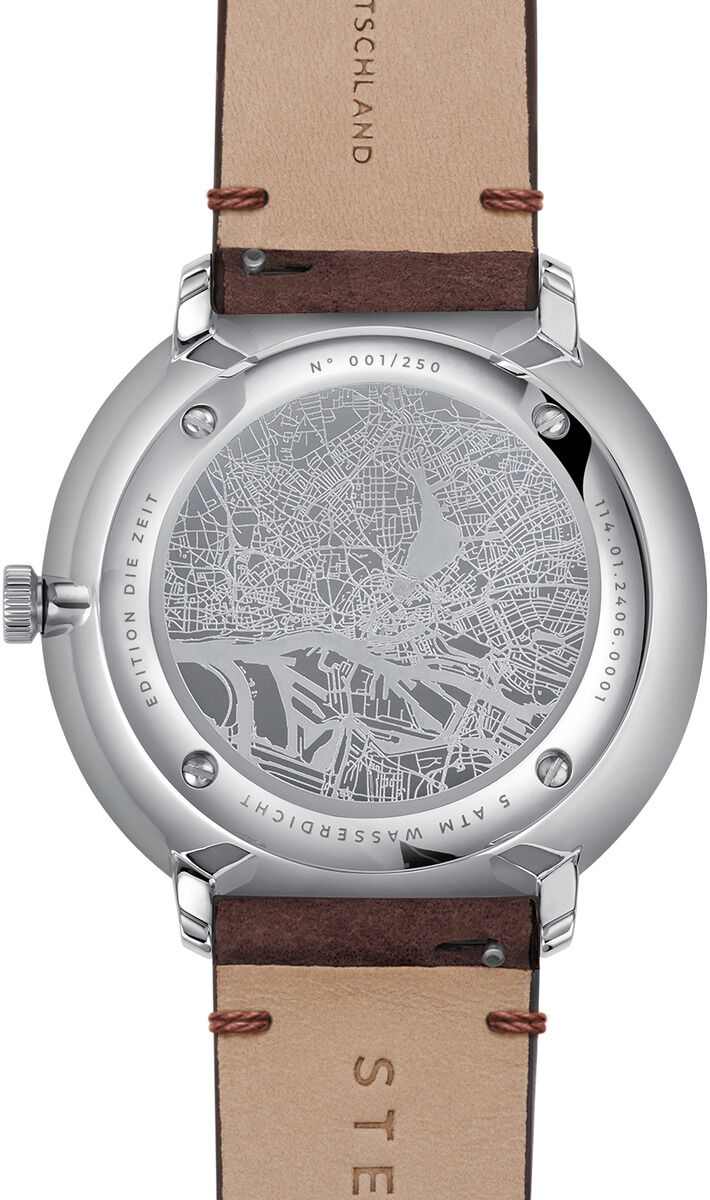 Die Rückseite einer Armbanduhr mit einem gravierten Stadtplan von Hamburg und einem braunen Lederarmband.