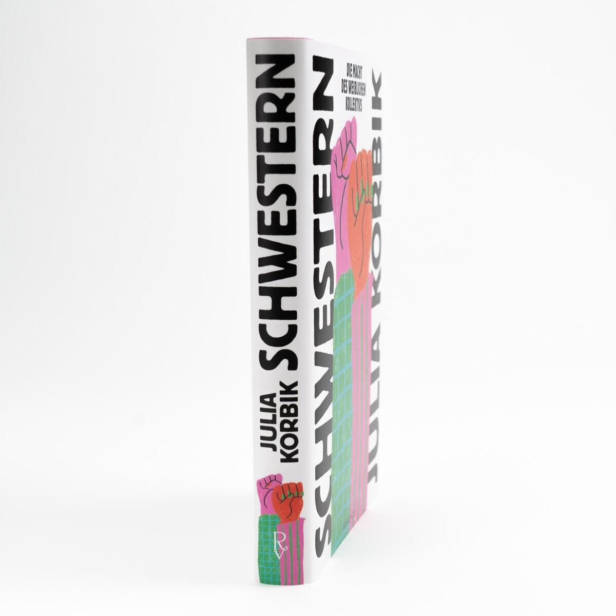 Das Bild zeigt das Buch 'Schwestern' von Julia Korbik. Die Buchseite ist weiß mit schwarzen großen Buchstaben und einer gezeichneten, farbigen Illustration von zwei kämpfenden Frauenhänden in Rosa, Grün und Rot.