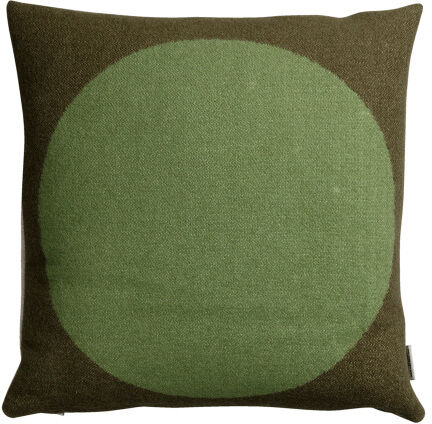 Ein Kissen »ÅSMUND BOLD« mit einem großen, runden grünem Motiv in der Mitte und einem braunen Hintergrund.