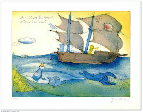 Eine farbenfrohe Illustration von Janosch zeigt ein Segelschiff auf dem Meer. Tiere wie ein Bär und ein Vogel befinden sich am Schiff und im Wasser. Gelbe, blaue, grüne und braune Farbtöne dominieren die Szene.