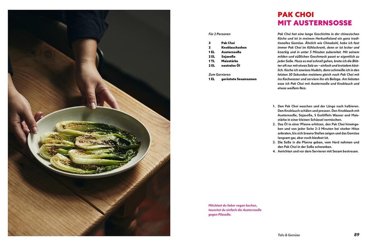 Ein Foto zeigt eine aufgeschlagene Seite des Kochbuchs 'Einfach chinesisch - Rezepte für jeden Tag' mit einem Rezept für Pak Choi mit Austernsosse. Links hält eine Hand einen Teller mit dem fertigen Gericht, während rechts die Zutaten und die Zubereitung des Rezepts beschrieben werden.