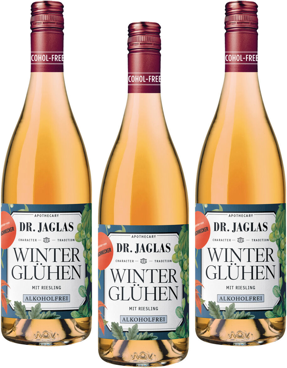 Drei Flaschen alkoholfreier Winzerglühwein der Marke Dr. Jaglas mit dem Namen "Winterglühen Riesling" stehen nebeneinander. Die Flaschen sind mit weißen, detailreich gestalteten Etiketten versehen, die winterliche und traubenartige Illustrationen zeigen.