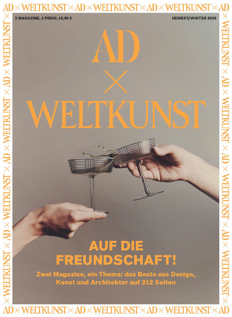 Cover des Bundles „AD x WELTKUNST“ für Herbst/Winter 2026. Zwei Hände stoßen mit Stilgläsern an. Goldgelbe Schrift: Titel, Motto „Auf die Freundschaft!“, Infotext zu Design, Kunst und Architektur. Eleganter, moderner Stil, schlichter Hintergrund.