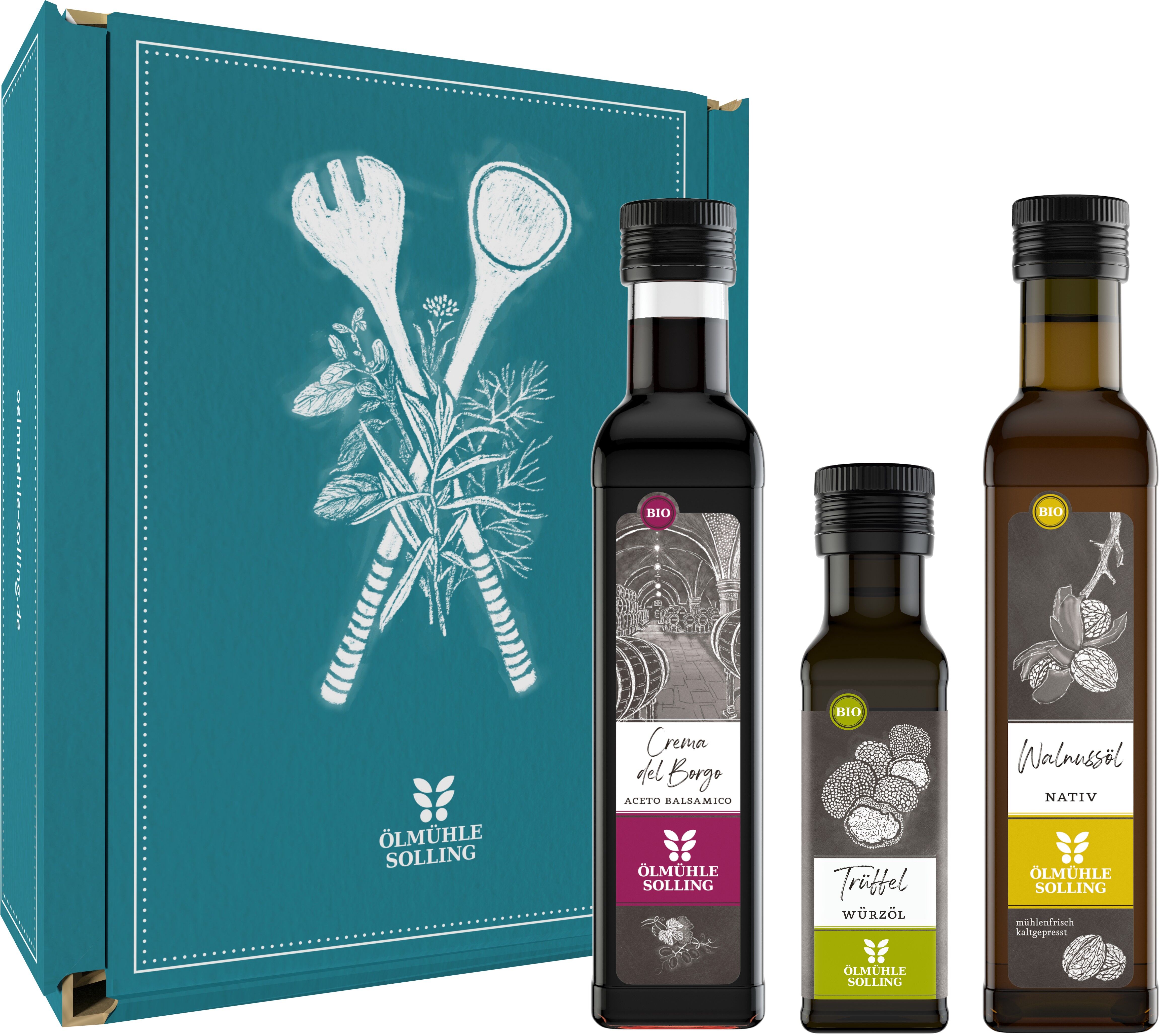 Das Bild zeigt ein dekoratives Geschenkset der Marke Ölmühle Solling mit drei verschiedenen Flaschen Bio-Ölen: Crema All’Aceto, Trüffel Würzöl und Walnussöl Nativ. Die Flaschen stehen vor einer türkisfarbenen, mit Küchenutensilien illustrierten Geschenkbox. Die Etiketten sind stilvoll gestaltet und heben die Wertigkeit des Sets hervor, das ideal als kulinarisches Geschenk geeignet ist.