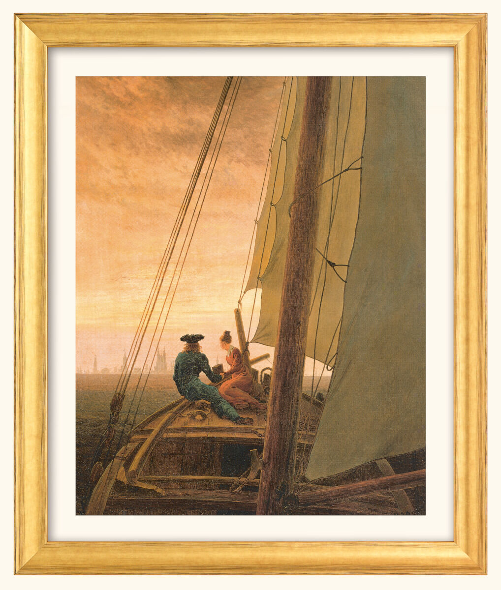 Ein Gemälde von Caspar David Friedrich in einem goldenen Rahmen zeigt zwei Figuren auf einem Schiff mit großen weißen Segeln, die in Richtung Horizont blicken. Der Himmel ist in warmen Brauntönen gehalten und die Weite des Meeres erstreckt sich bis zum Horizont.