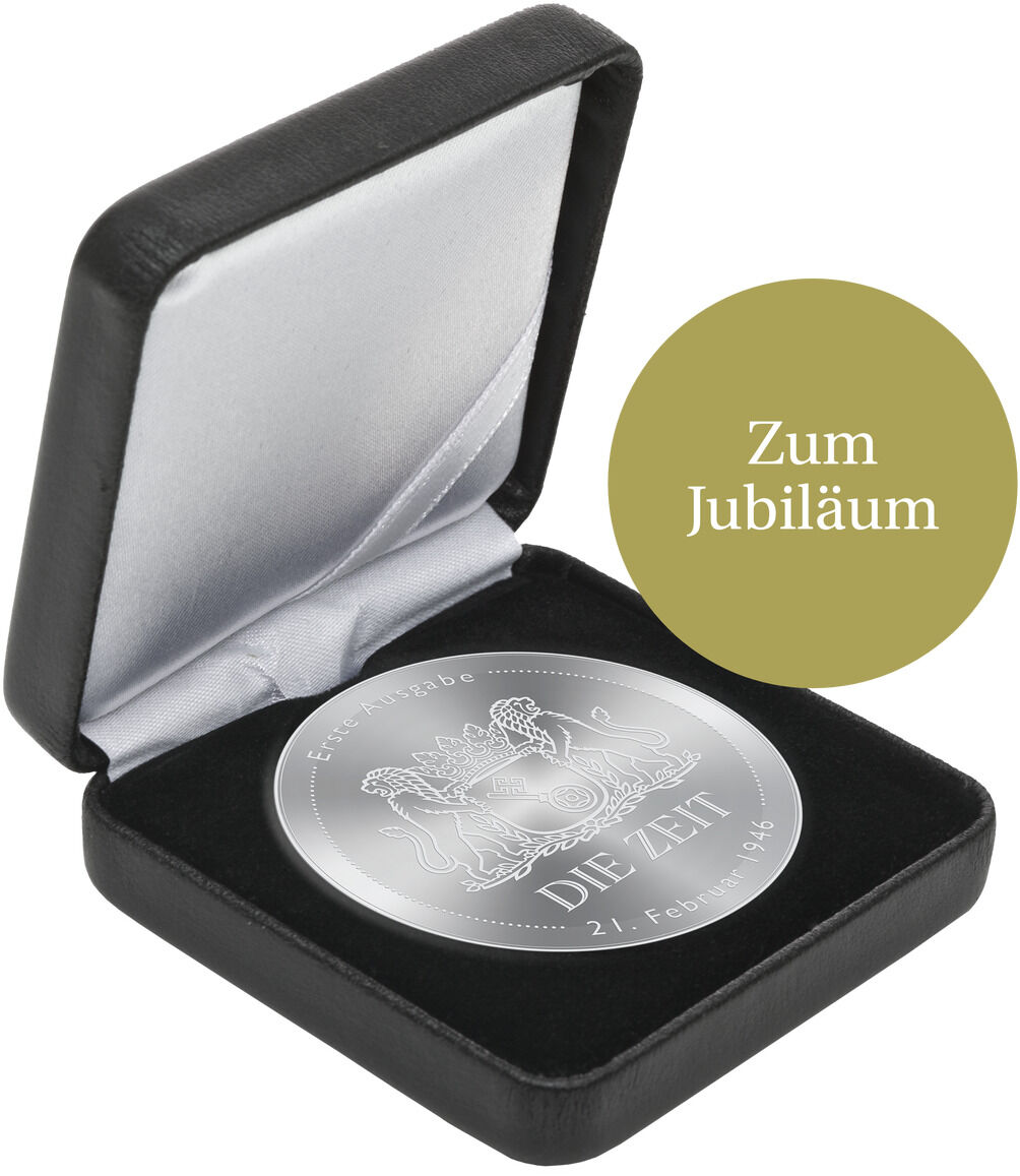 Bild einer Silbermedaille aus 999er Silber in einer schwarzen Geschenkbox. Die Medaille trägt den Schriftzug 'DIE ZEIT' zusammen mit dem Datum '21. Februar 1946'. Rechts oben im Bild befindet sich ein runder, goldener Aufkleber mit der Aufschrift 'Zum Jubiläum'.