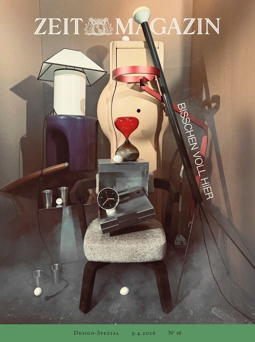 Cover des ZEIT Magazins Design-Spezial 16/2026 mit arrangierten Designobjekten: Lampe, Stuhl, Uhr, Sanduhr und abstrakte Formen. Die Szene wirkt modern und künstlerisch inszeniert. Titel und Schrift sind prominent, stilvoll gehalten.
