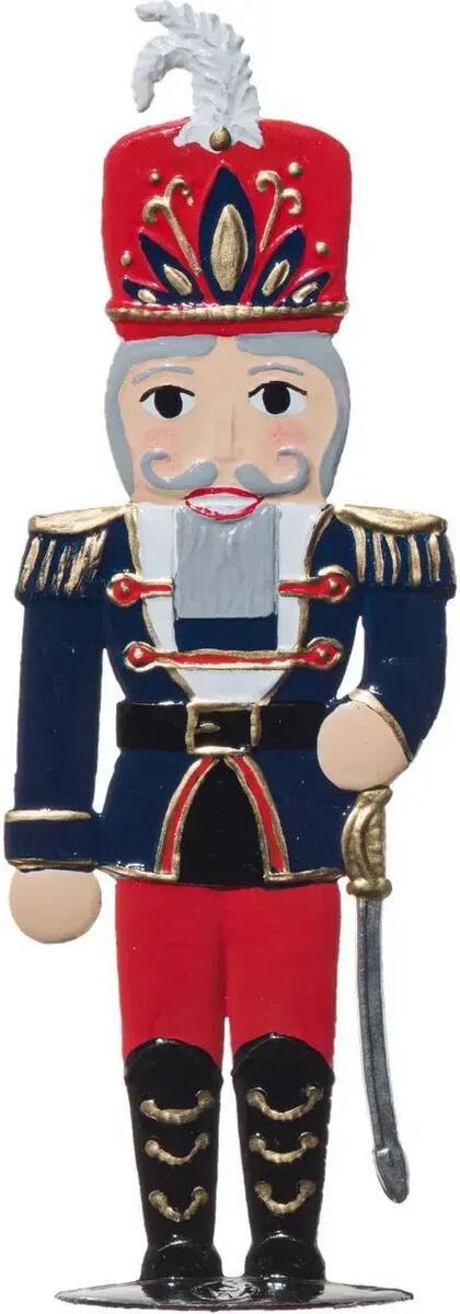 Freigestellte Zinnfigur eines Nussknackers auf weißem Grund. Der Soldat trägt einen roten Federhut mit blau-goldener Verzierung, dunkelblaue Uniformjacke mit goldenen Epauletten, rote Hose und schwarze Stiefel. In der rechten Hand hält er einen silbernen Säbel; grauer Bart und Schnurrbart zieren das Gesicht.