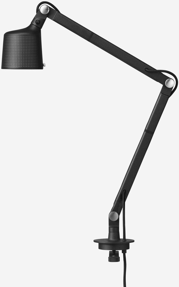 Die »Vipp«-Schreibtischlampe ist eine moderne, schwarze, anpassbare Lampe mit schwenkbarem Arm und schlichtem, minimalistischem Design. Ideal für den Einsatz im Büro oder Home Office.