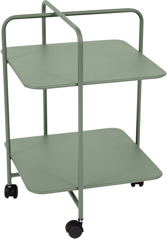 Grüner Beistelltisch »Alfred« aus Metall mit zwei rechteckigen Ablageflächen und vier schwarzen Rollen, minimalistischem Design und modernen, geraden Linien.