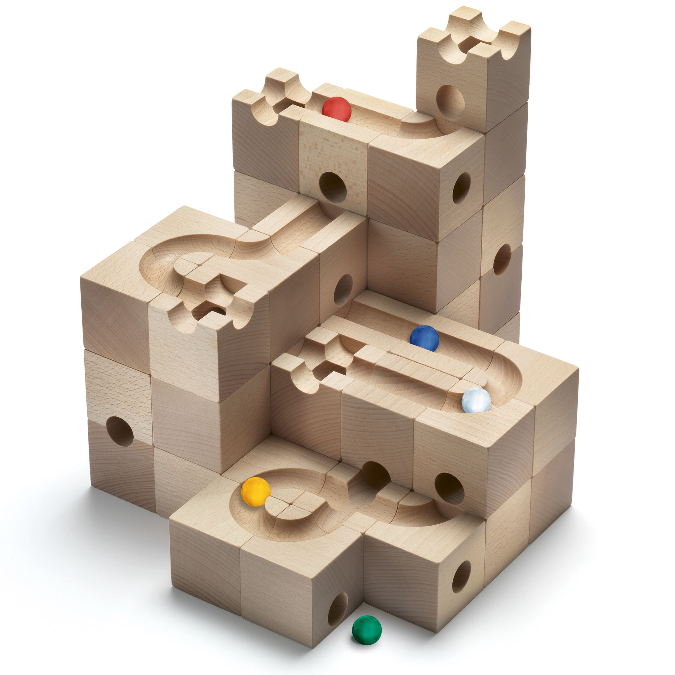 Auf dem Bild ist eine aufwendig aufgebaute Kugelbahn aus naturbelassenen, hellen Holzbausteinen des Cuboro Sets zu sehen. Fünf unterschiedlich farbige Kugeln rollen durch die teils offenen, teils im Holz verborgenen Bahnen. Die Konstruktion wirkt hochwertig und detailreich.