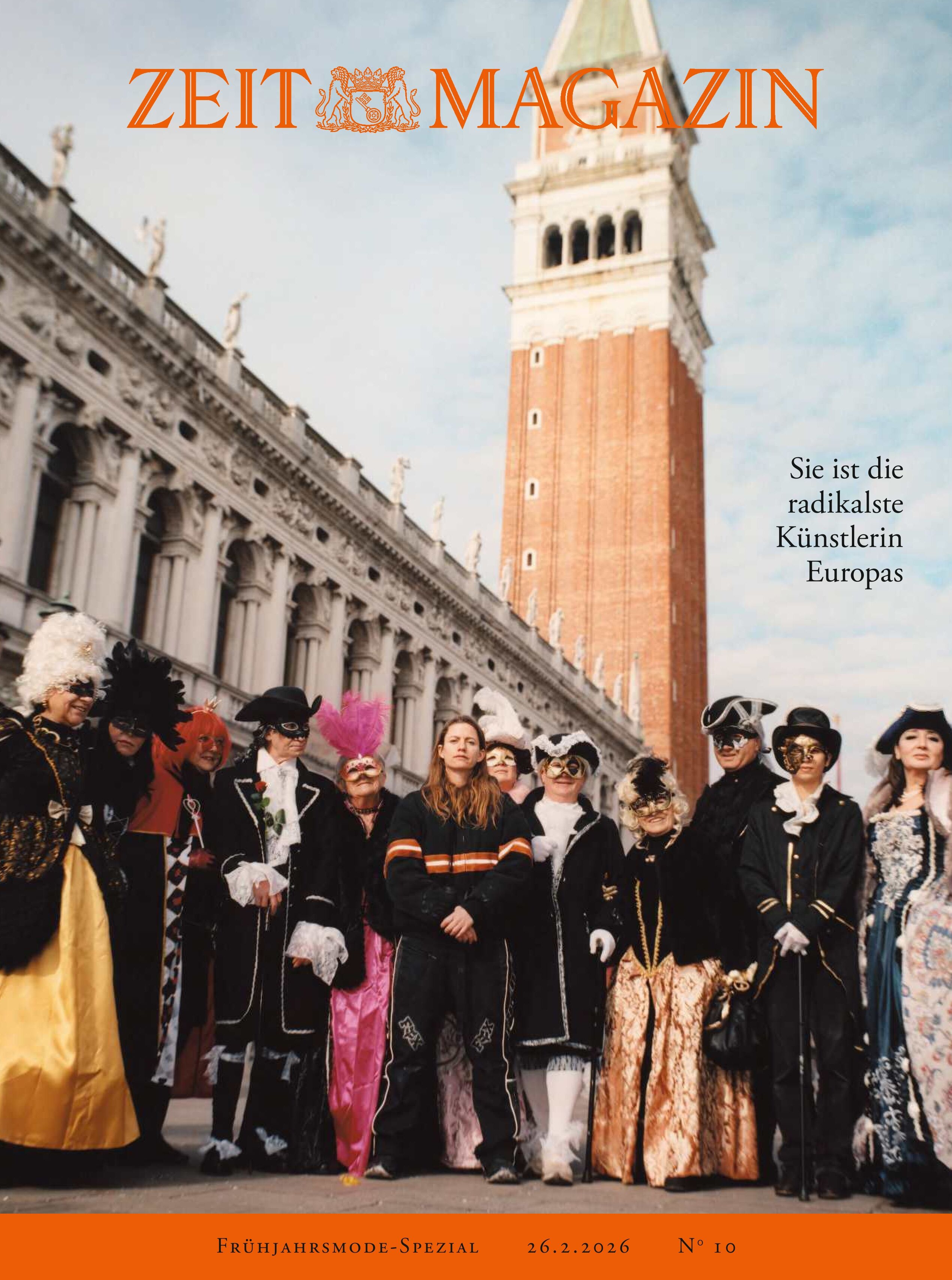 Titelbild des ZEIT Magazins 10/2026 zeigt eine Gruppe von Menschen in aufwendigen venezianischen Kostümen und Masken vor dem Markusplatz in Venedig, mit dem berühmten Campanile im Hintergrund. Oben prangt der Schriftzug ZEIT MAGAZIN in Orange. Aufschrift: Frühjahrsmoden-Spezial, 26.2.2026, Nr. 10.