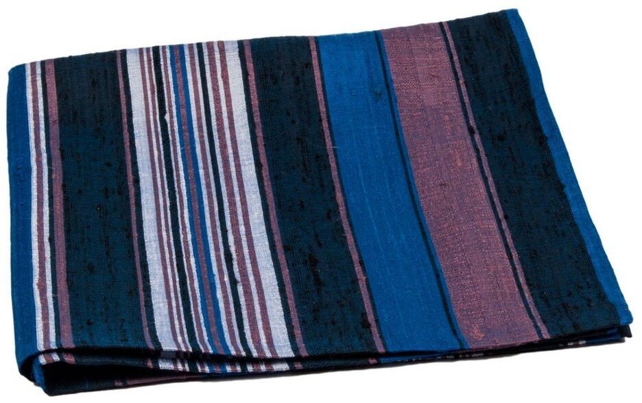 ZEIT-Accessoire-Set #46: Ein gefalteter Schal mit Streifen in Blau-, Rosa-, Weiß- und Schwarztönen.