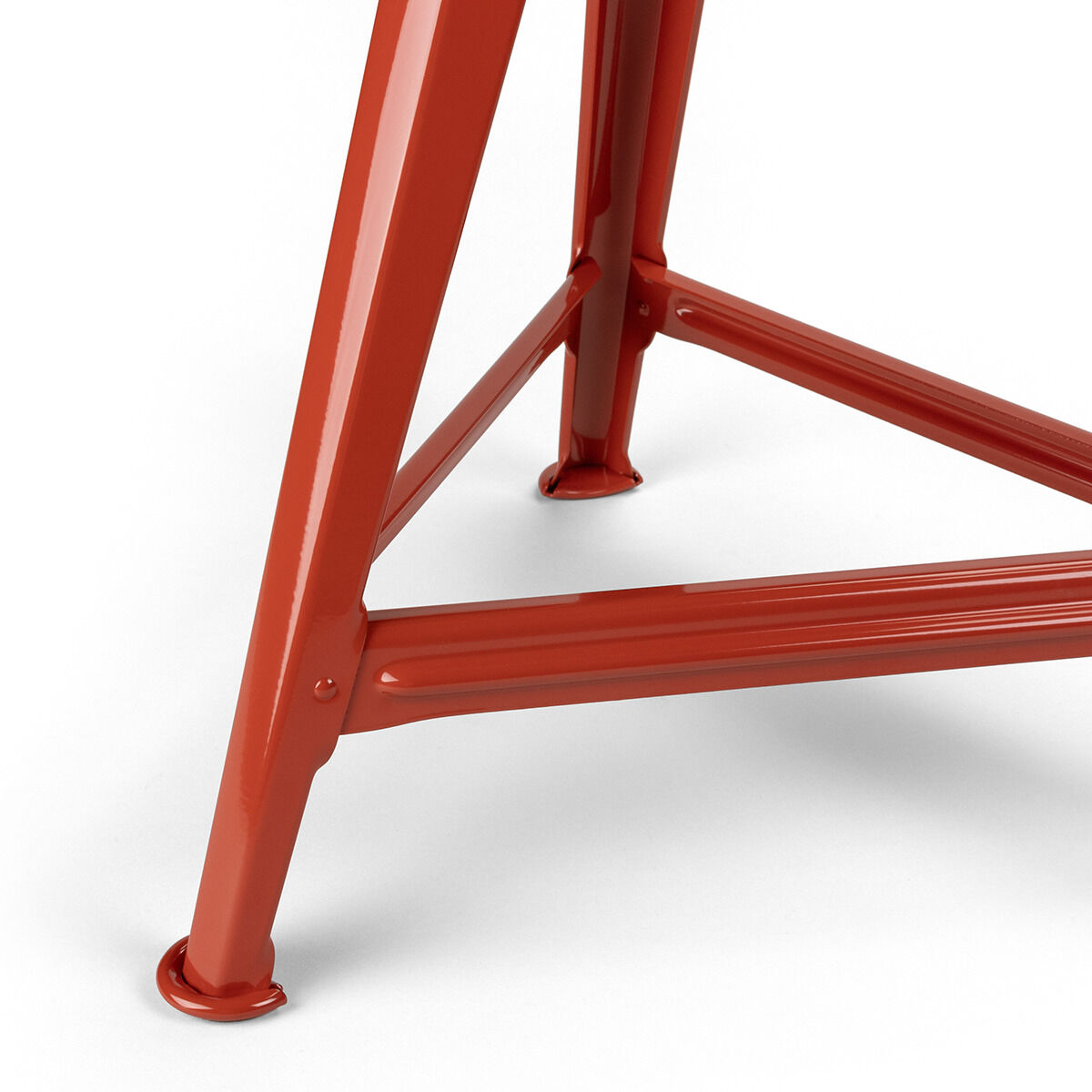 Nahaufnahme eines Teils des ZEIT-Sonderedition Rowac-Schemels in der Farbe »Red Brick«, mit einem industriellen und minimalistischen Design aus Metall.