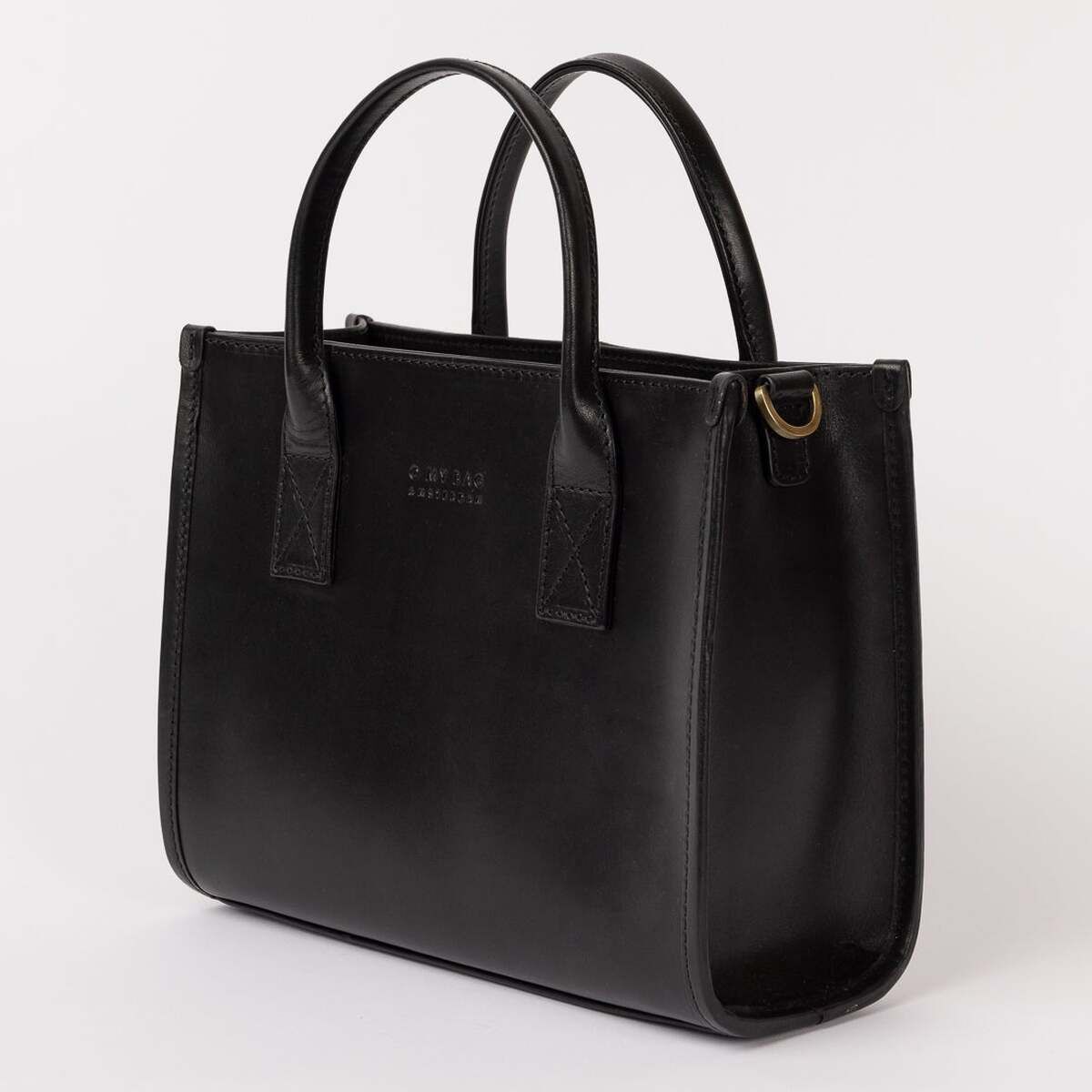Schwarze Lederhandtasche »Jackie Midi« mit zwei Henkeln, minimalistisches und elegantes Design, freistehend auf hellem Hintergrund.