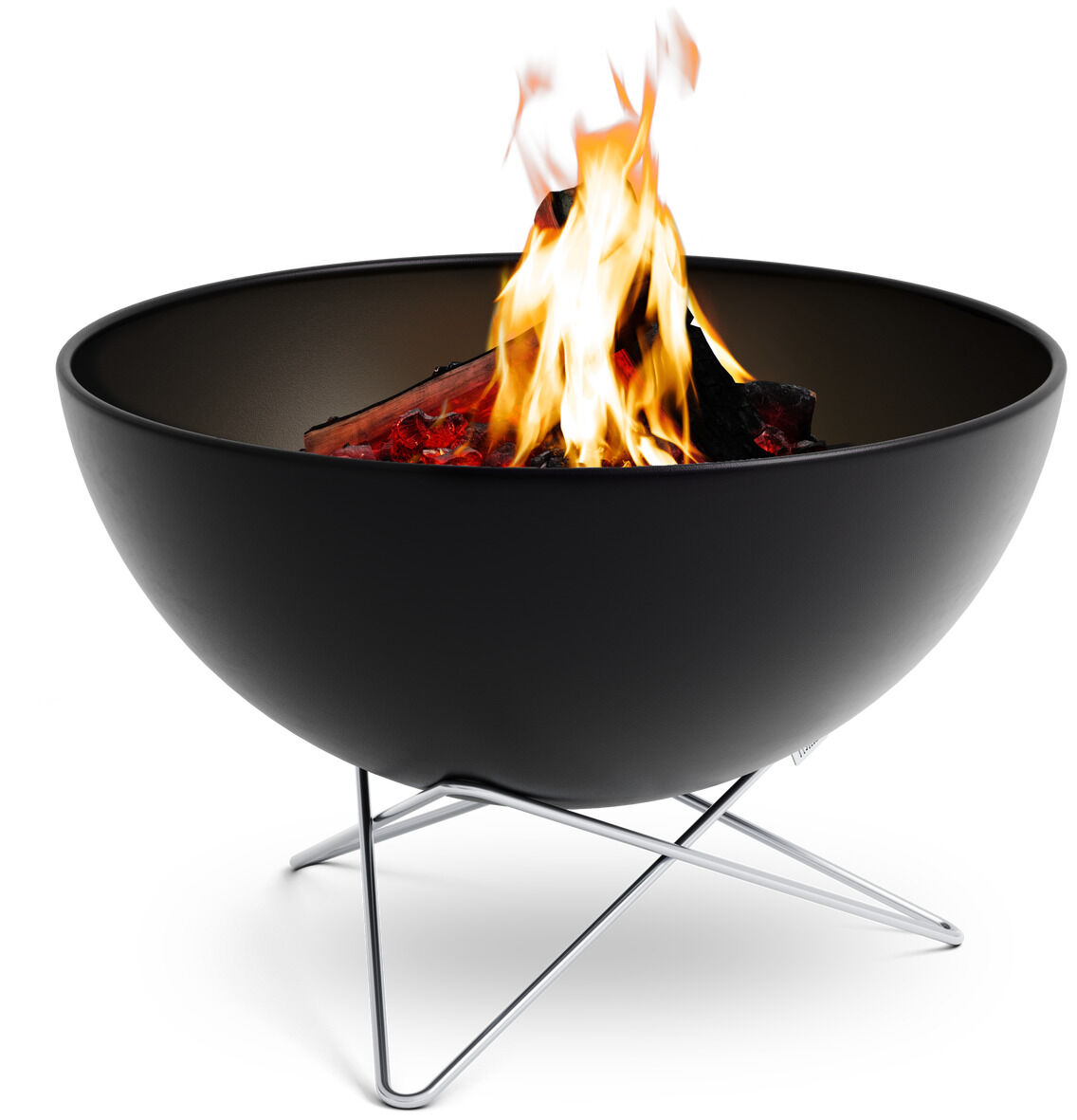 Schwarze Feuerschale »BOWL 57« mit brennendem Feuer auf Metallgestell, vor weißem Hintergrund.
