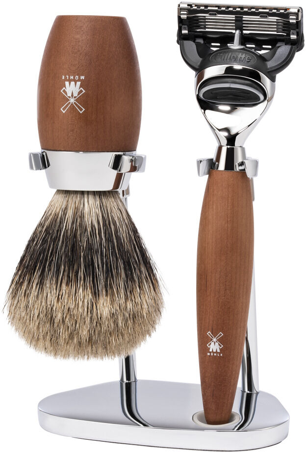 »KOSMO« Rasierset mit feinem Dachshaarpinsel und Gillette Fusion Rasierer, präsentiert auf einem eleganten Ständer. Das Set zeichnet sich durch Holzgriffe und eine ästhetische Kombination von Braun, Silber und Schwarz aus.