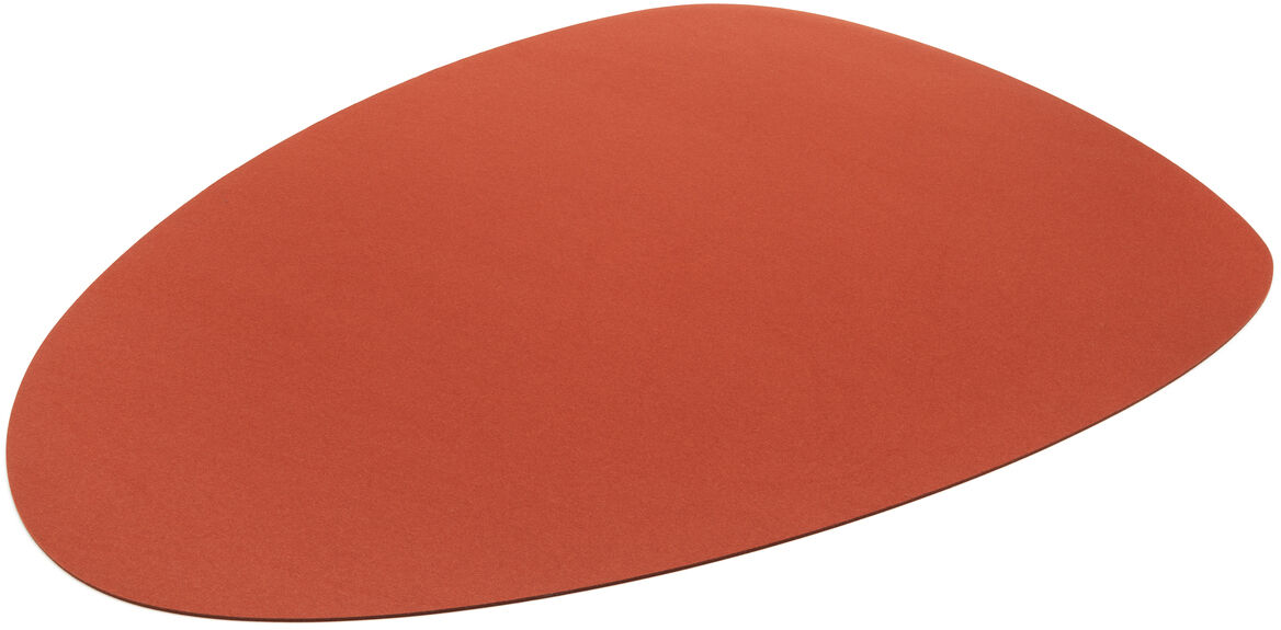 Ein orangefarbener Teppich der Marke »Stone« in einer runden, geschwungenen Form, der auf einem weißen Hintergrund liegt.