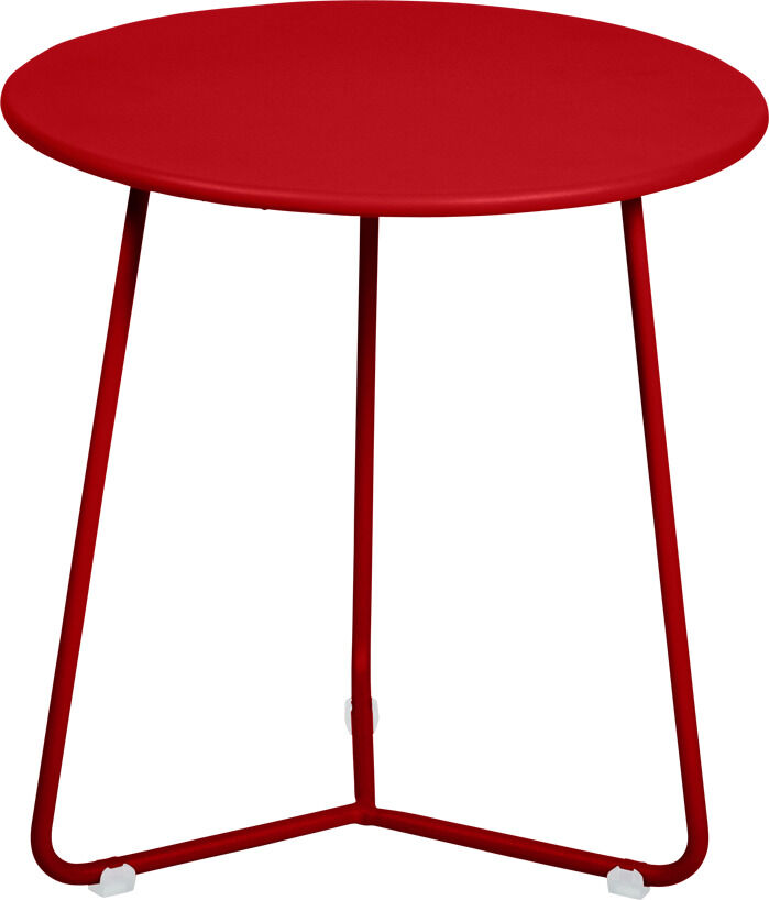 Ein kleiner, runder Beistelltisch aus Metall in Rot mit schmalen, minimalistisch gestalteten Beinen. Der Tisch hat eine einfache und moderne Form und eignet sich für Innen- und Außenbereiche.