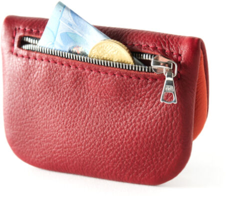 Ein kleines, rotes Schlüssel-Etui aus Leder mit Reißverschluss. Im Innenfach befinden sich Geldscheine und Münzen.