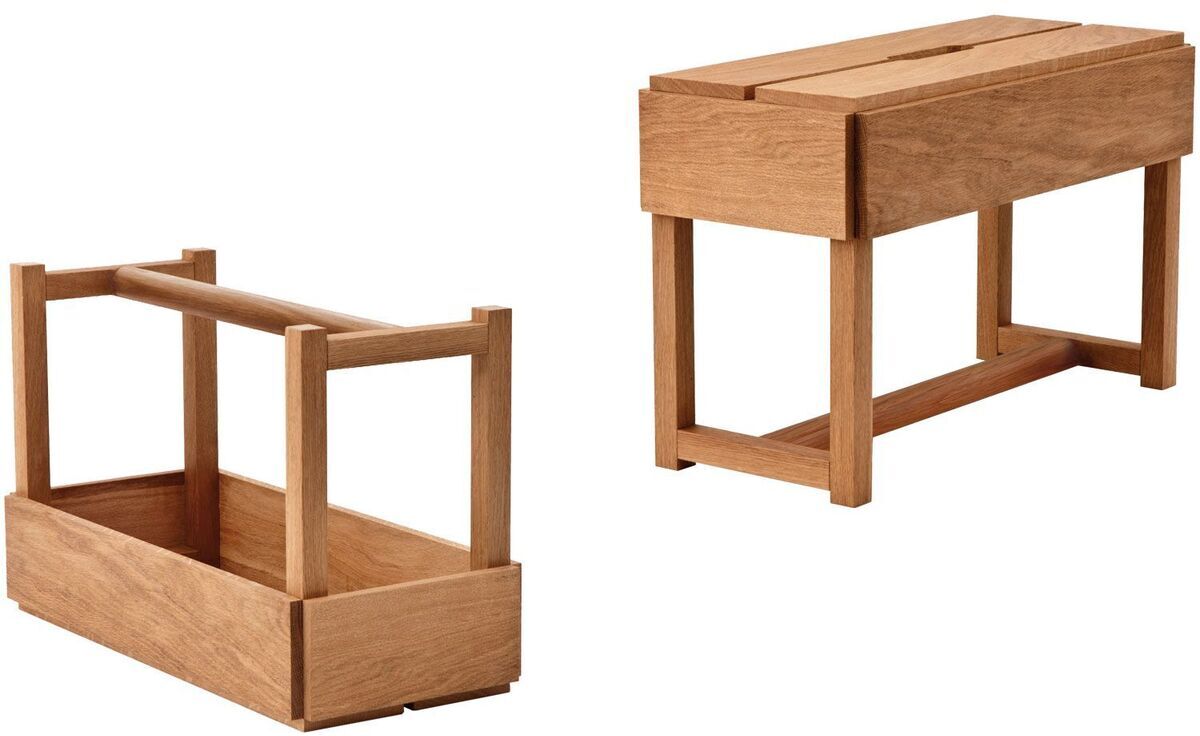 Eine Werkzeugbank aus Eichenholz, die aus robustem und langlebigem Material besteht. Die Bank hat eine rechteckige Form mit klaren Linien und praktischen Konstruktionen, die sie ideal für Heimwerker und Handwerker macht.