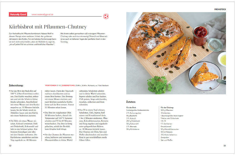 Aufgeschlagenes Kochbuch mit dem Titel »Sonntagsessen« zeigt ein Rezept für Kürbisbrot mit Pflaumen-Chutney. Auf der rechten Seite ist ein ansprechend angerichteter Laib Kürbisbrot zu sehen, garniert mit Kürbiskernen und begleitet von einem Schälchen Pflaumen-Chutney, einen Zweig Petersilie, sowie einer Schale mit Öl.
