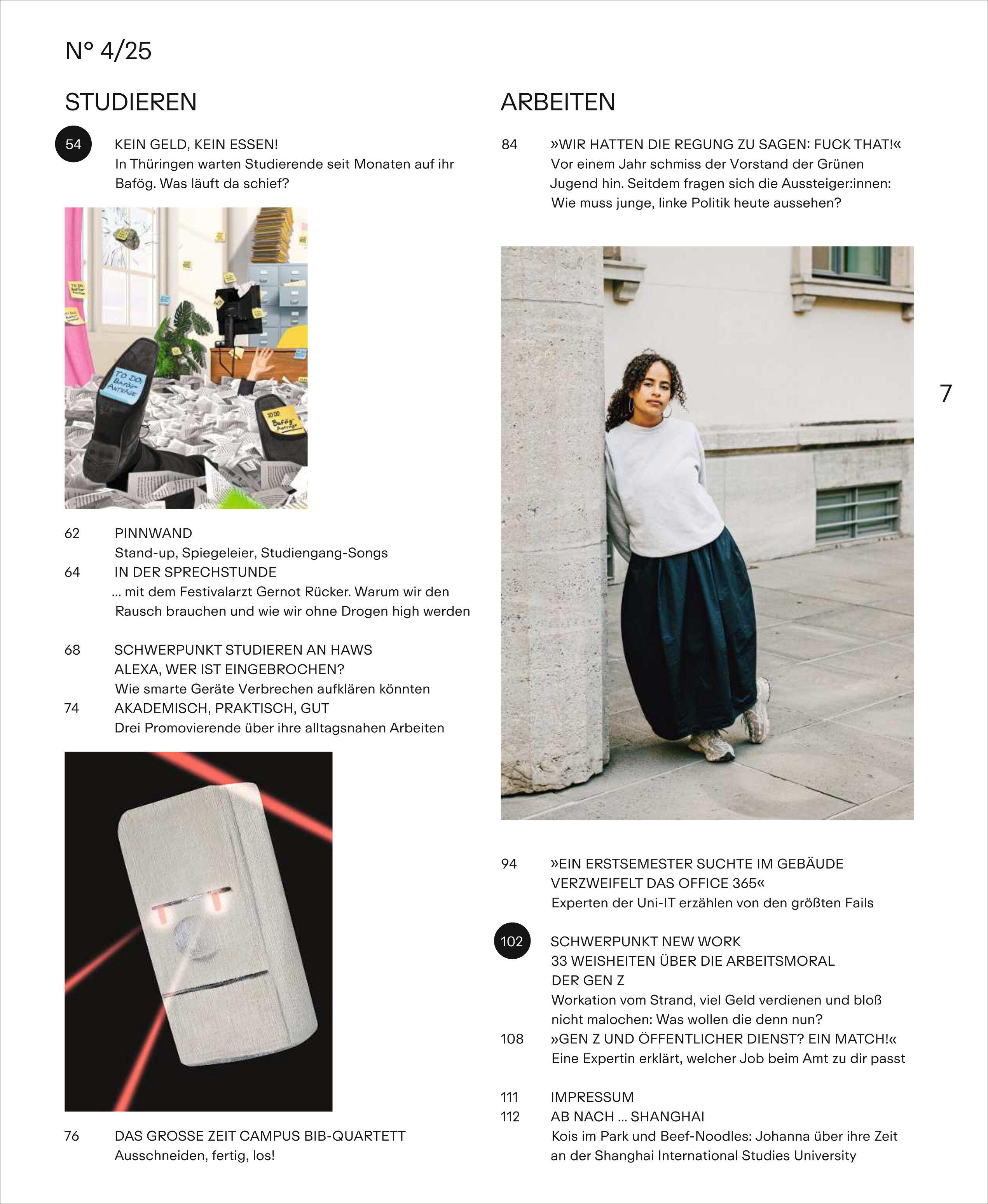Das Titelbild der Zeitschrift ZEIT CAMPUS 4/25 zeigt eine junge Frau, die lässig an einer Gebäudewand steht. Auf der linken Seite sind weitere Fotos zu sehen, die studentisches Leben und Alltag rund ums Wohnen und Studieren abbilden. Das Magazin thematisiert die Herausforderungen und Chancen für Studierende in Deutschland und bietet Informationen zu Wohnen, Studium und Campusleben.
