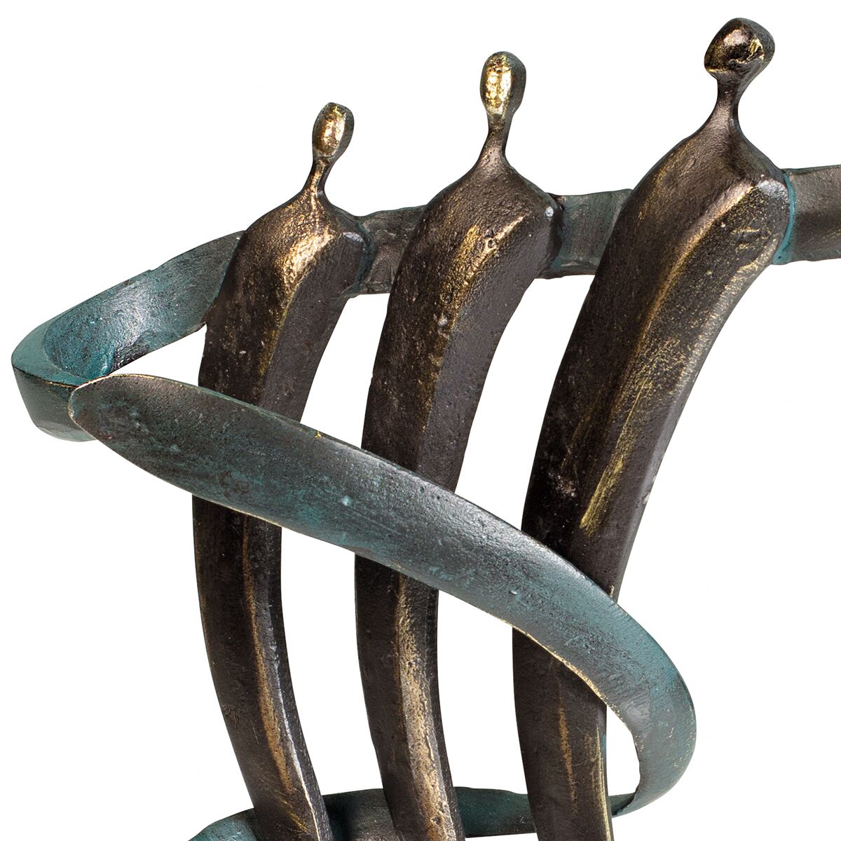 Die Skulptur „Vereint“ von Gerard aus Metallguss und Marmor zeigt drei stilisierte, abstrakte Figuren, die eng beieinanderstehen. Um die Figuren windet sich ein grünlich-patinierter Metallstreifen. Die Bronzeoptik wirkt edel und modern.