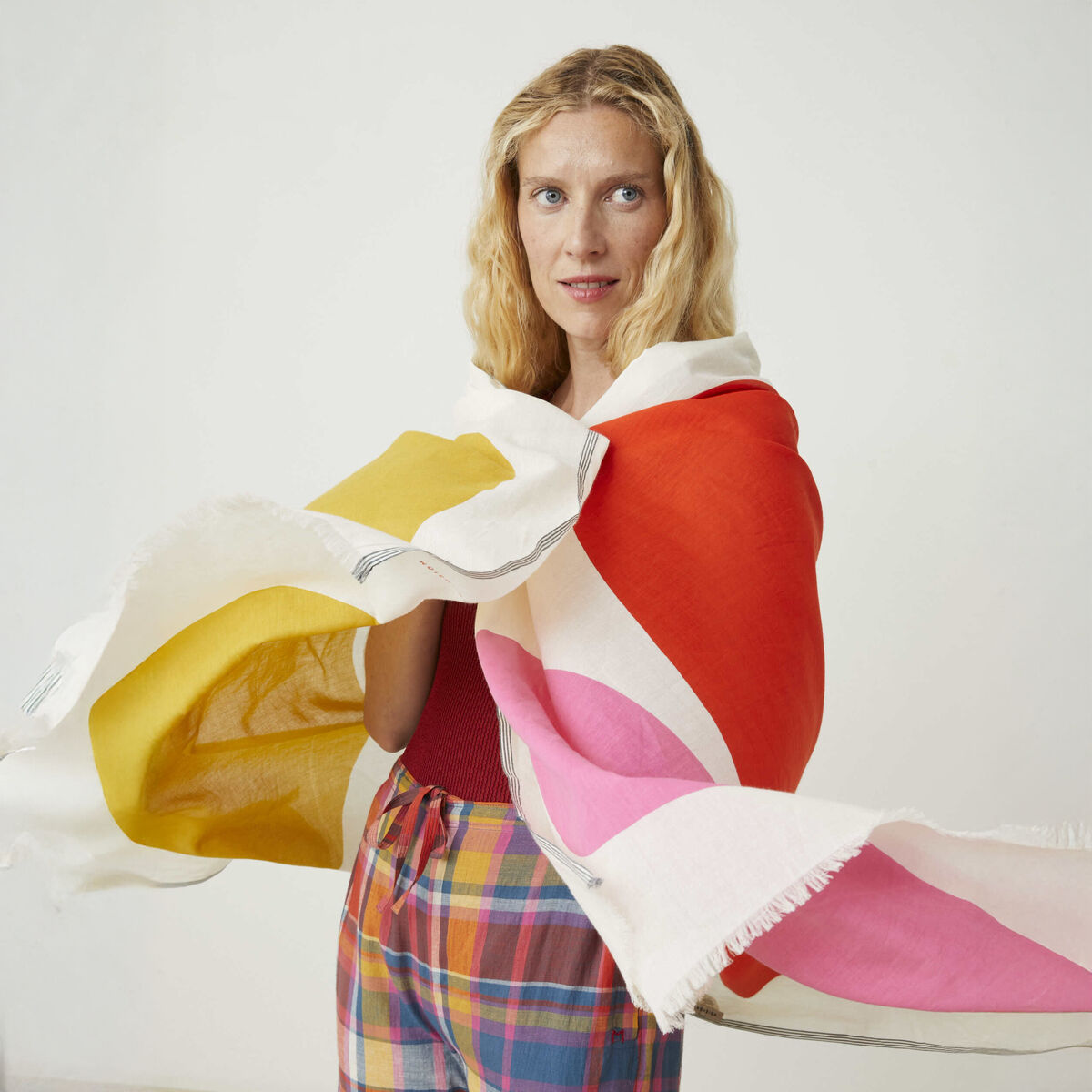 Der Baumwollschal »No. 727« von Moismont ist aus feinem, hochwertigem Baumwollgewebe gefertigt. Er zeigt ein leuchtendes, grafisches Blockmuster in Gelb, Rot, Rosa und Weiß. Die leichte, luftige Textur sorgt für Komfort, das Design wirkt modern und frisch.