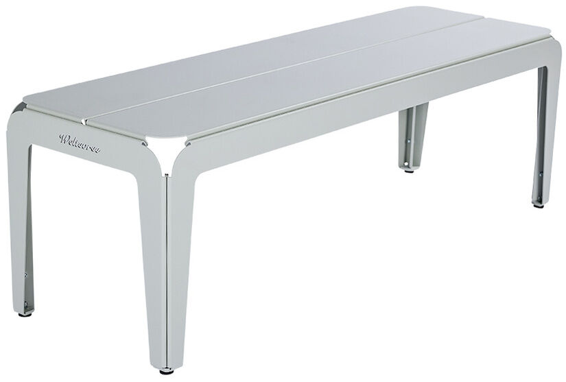 Graue metallische Bank mit modernen und minimalistischen Design, bekannt unter dem Namen 'Bended Bench'.