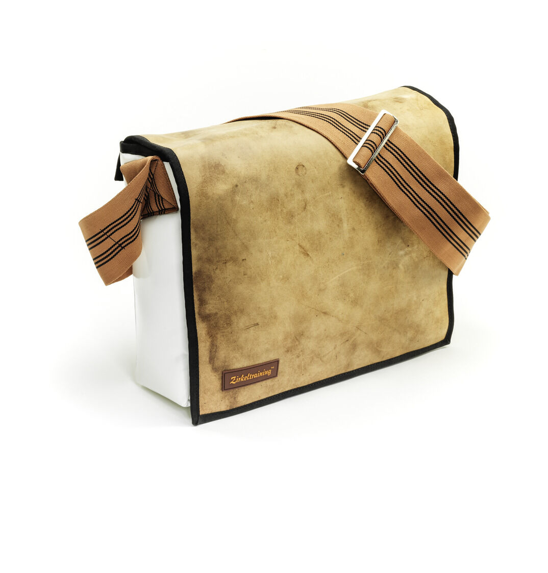 Eine exklusive ZEIT-Tasche im Kasten-Stil mit einer braunen Segeltuch-Optik, schwarzen Akzenten und einem beige-schwarz gestreiften verstellbaren Schultergurt.