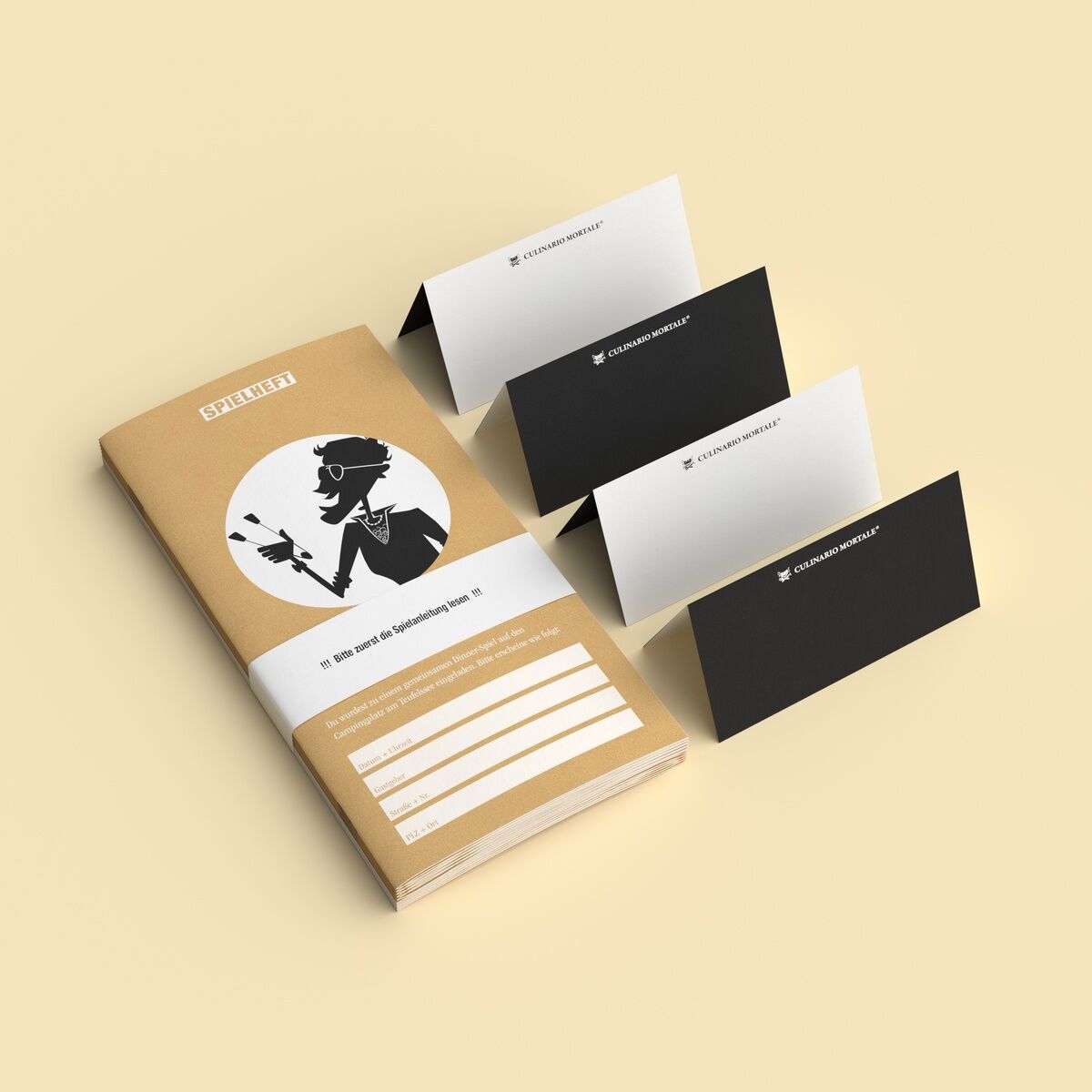 Eine Verpackung eines Krimi-Dinner Spiels mit dem Titel »Dauercamper, Dosenbier und eine Leiche«. Die Verpackung ist in Beige gehalten mit einer weißen und schwarzen Grafik einer Person im Profil. Es gibt mehrere separate Karten in Weiß und Schwarz auf einem hellen Untergrund.