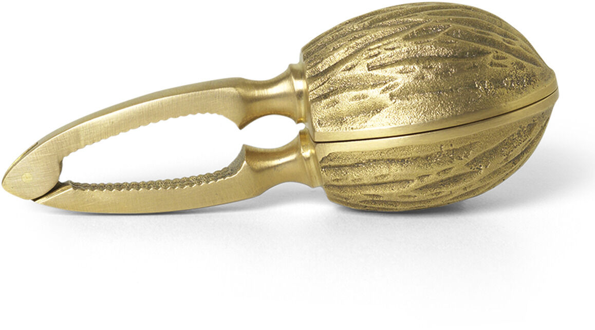 Ein Nussknacker im Design einer Walnuss aus goldenem Metall liegt auf einer weißen Fläche. Das Produkt zeigt eine strukturierte Oberfläche, die an die Schale einer echten Walnuss erinnert, und wirkt hochwertig verarbeitet. Geeignet als Küchenwerkzeug oder dekoratives Element, besonders zur Weihnachtszeit und bei festlichen Anlässen.