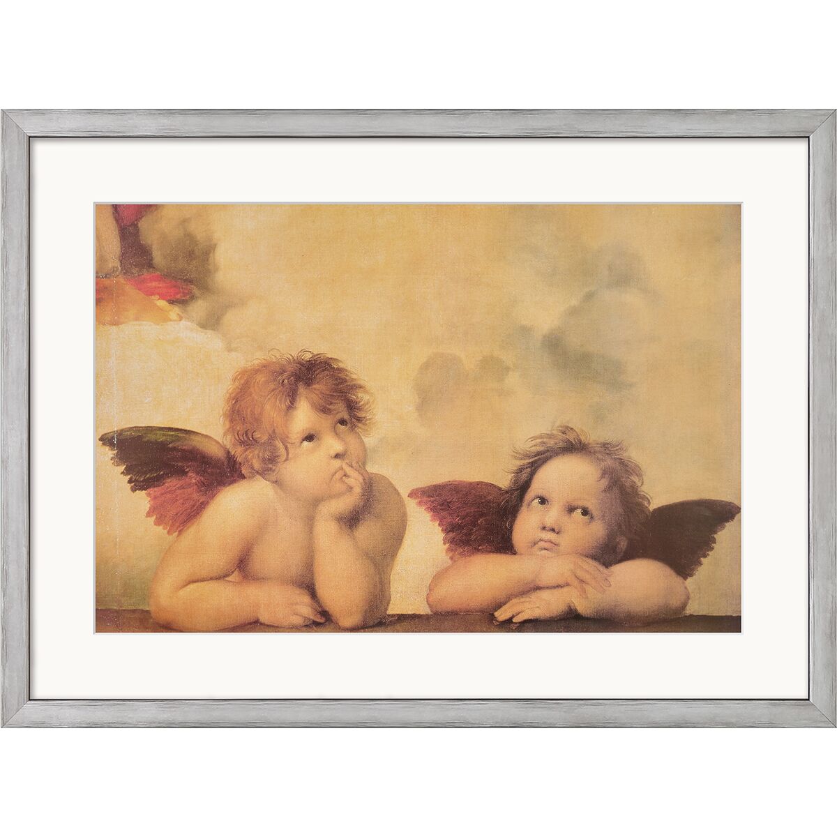 Zwei gemalte Engel mit Flügeln lehnen verträumt auf einer Kante und blicken nach oben. Der Hintergrund zeigt einen hellen Himmel mit weichen Wolken. Das Bild ist in warmen Beige- und Cremetönen gehalten und wird von einem silberfarbenen Holzrahmen mit Passepartout gerahmt.