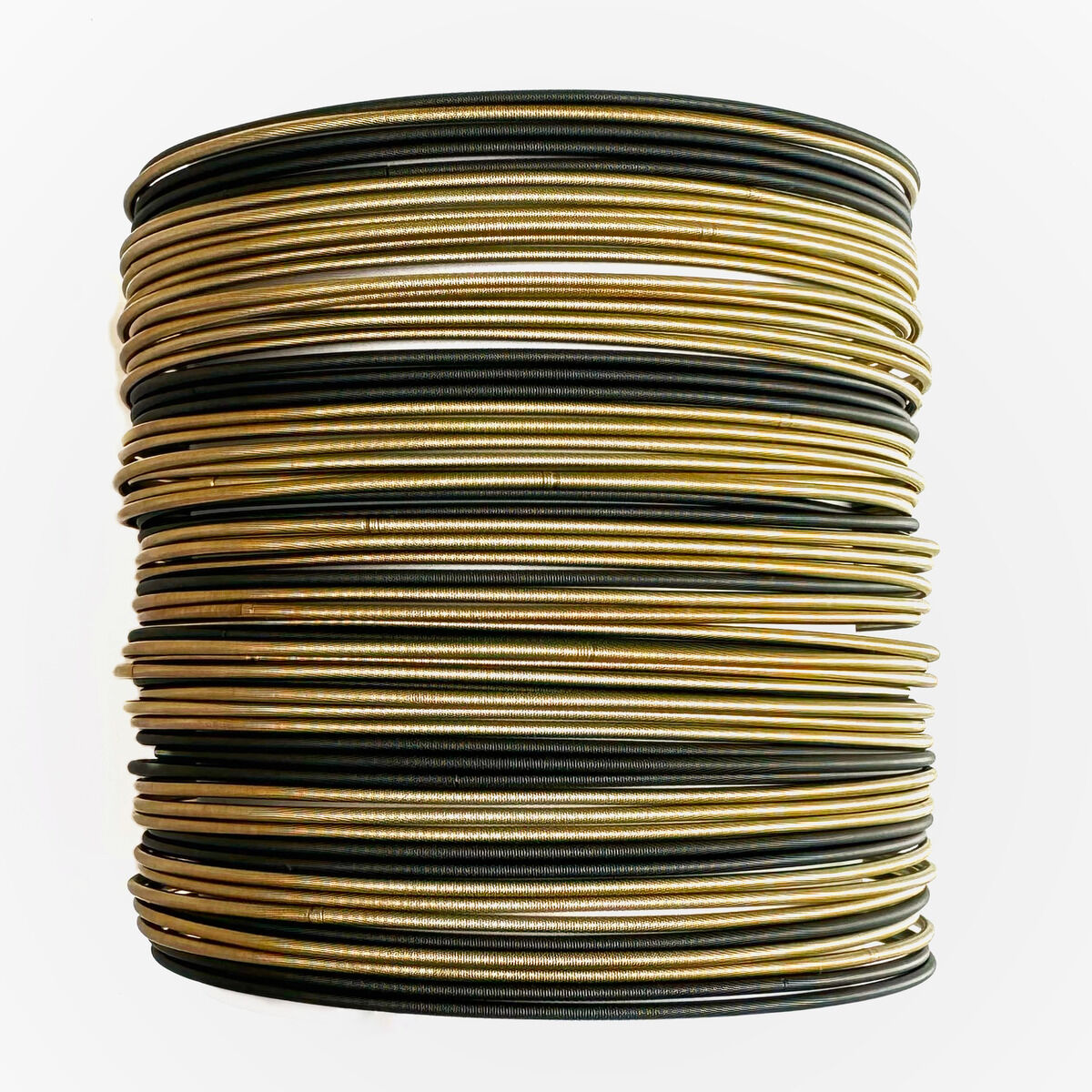 Ein Armband mit vielen dünnen, bronzenen und schwarzen Fäden, die eng nebeneinander liegen. Modernes und stilvolles Design.