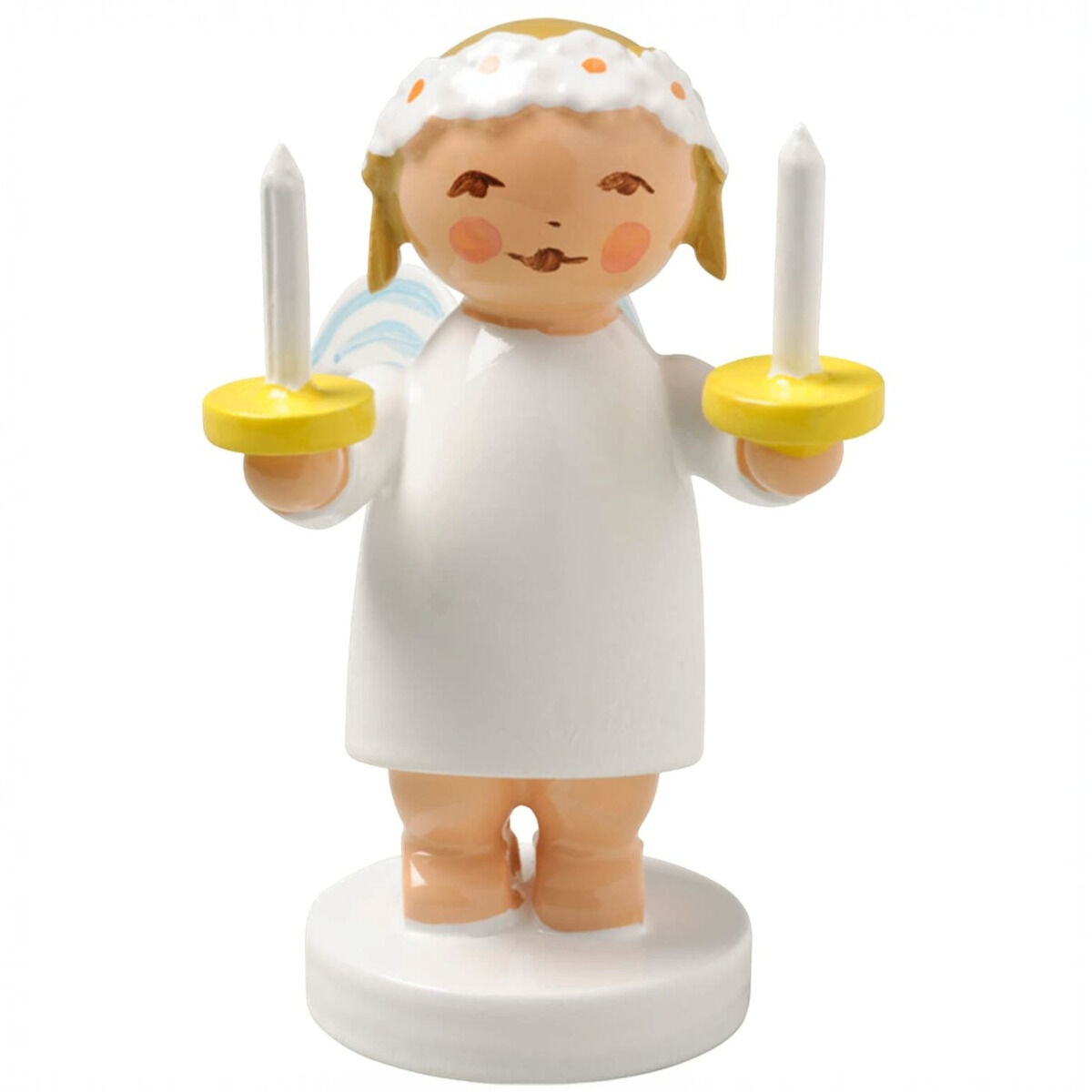 Freigestellte Produktaufnahme der Holz-Figur »Gratulantenengel mit zwei Kerzen« von Wendt & Kühn. Der weiß gekleidete, handbemalte Engel steht auf rundem weißem Sockel, trägt eine weiß-orange gepunktete Haube und hält zwei hohe weiße Kerzen in gelben Tellern. Hellblaue Flügel sind seitlich sichtbar.