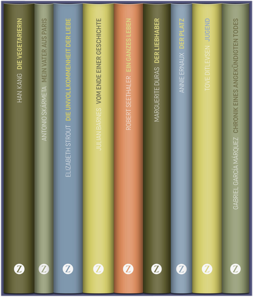 ZEIT-Edition »kurz & gut«. Eine Sammlung von neun Büchern mit bunten Buchrücken in grün, blau, gelb, orange und beige. Optimal zum Verschenken oder für Literaturfreunde geeignet.