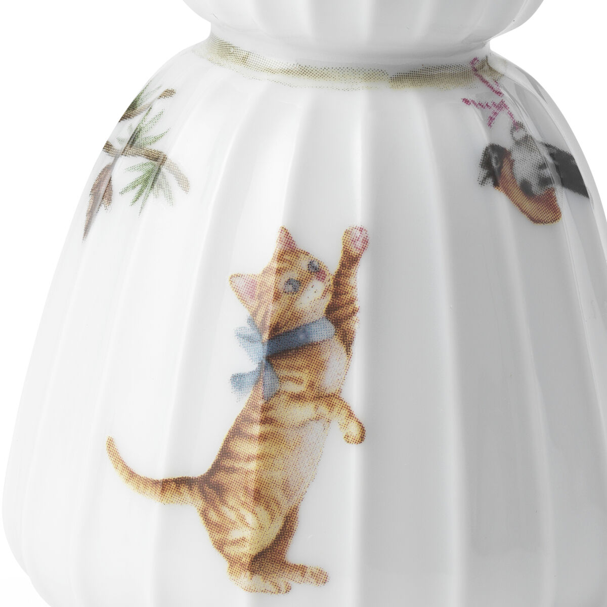 Weiß glasierte Porzellan-Schneefrau der Serie »Hammershøi« mit detailreicher Bemalung, darunter eine hellorange getigerte Katze mit blauer Schleife, grüne Elemente und weitere Tiermotive; geeignet als weihnachtliche oder winterliche Dekoration.