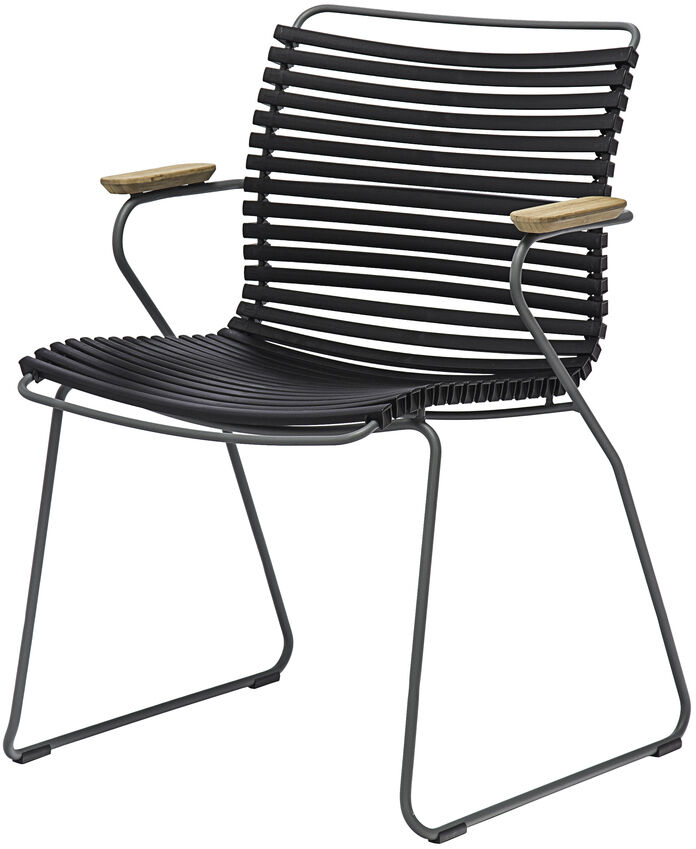 Der CLICK Dining Chair mit Armlehne hat eine schwarze, biegbarer Kunststoffstruktur, einen Metallrahmen und Holzakzente an den Armlehnen. Ideal für den Innen- und Außenbereich mit einem modernen Design, das Komfort und Stil kombiniert.