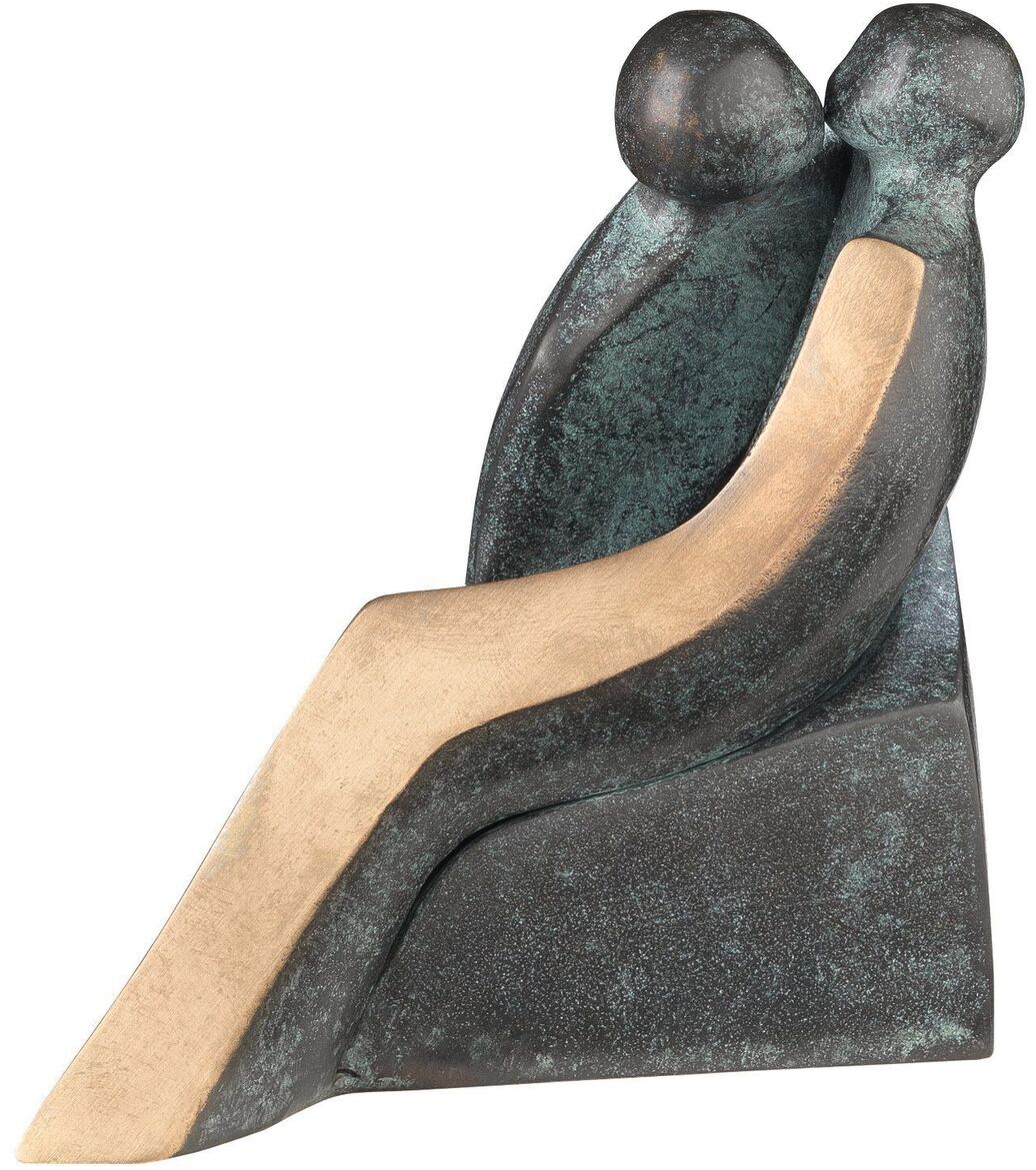 Eine abstrakte Bronze-Skulptur von Luise Kött-Gärtner, betitelt »Liebe«, zeigt ein inniges Paar, das in einer modernen und minimalistischen Formgestaltung dargestellt ist. Die Figuren sitzen eng aneinander gelehnt auf einem Sockel, in dunkelbronzenen und beigefarbenen Tönen.