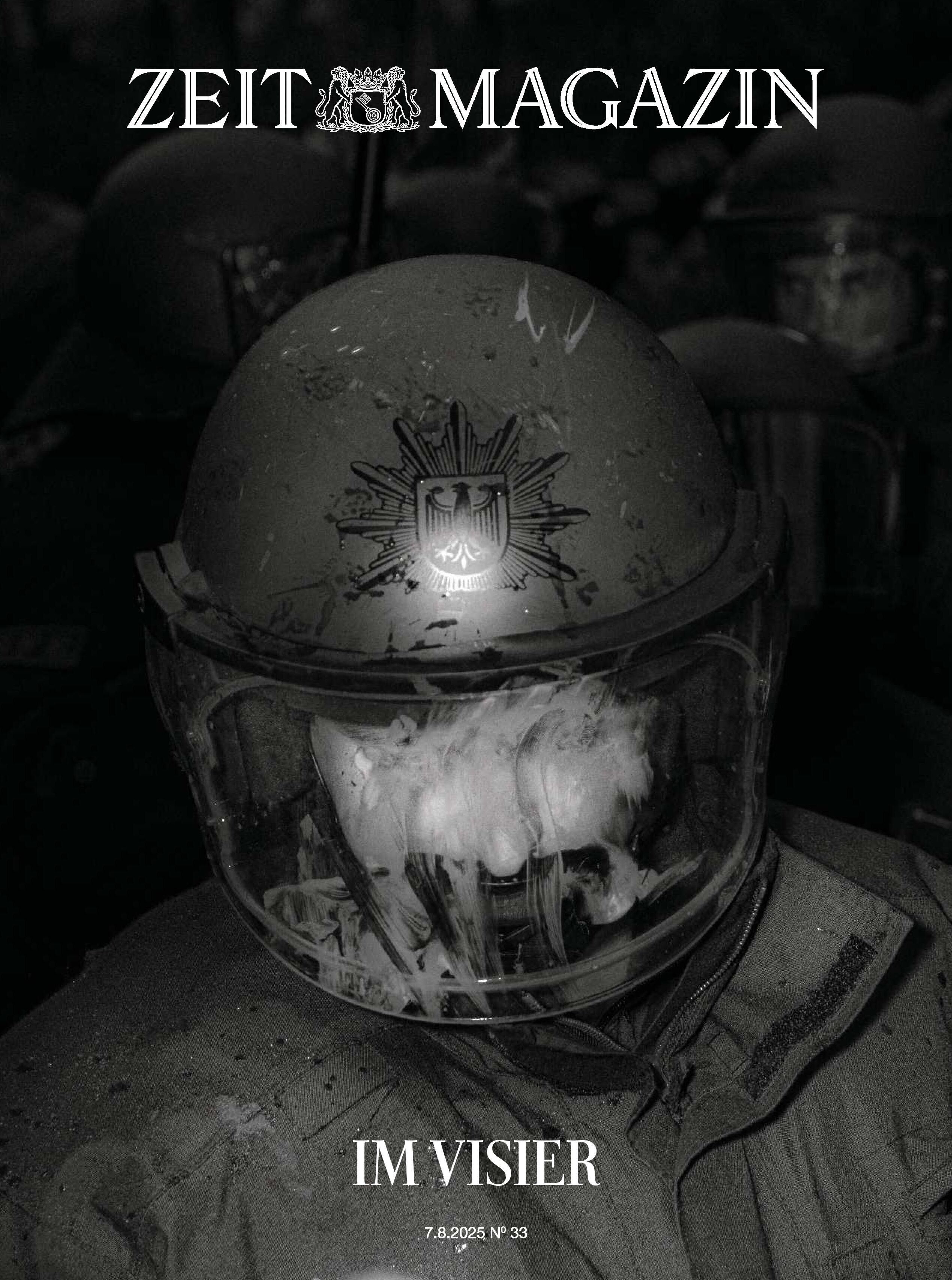 Titelbild des ZEIT Magazins mit einem Foto einer Polizistin oder eines Polizisten in voller Schutzausrüstung während eines Einsatzes. Der Helm und das Schutzvisier sind deutlich sichtbar, und das Foto ist in Schwarz-Weiß gehalten. Das Bild suggeriert einen thematischen Fokus auf Polizei, Demonstrationen und gesellschaftliche Konflikte.