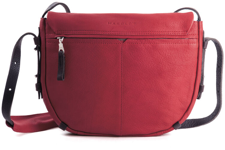 Rote Schultertasche »Slingbag M« aus Leder mit verstellbarem schwarzen Gurt und Reißverschluss auf weißem Hintergrund.