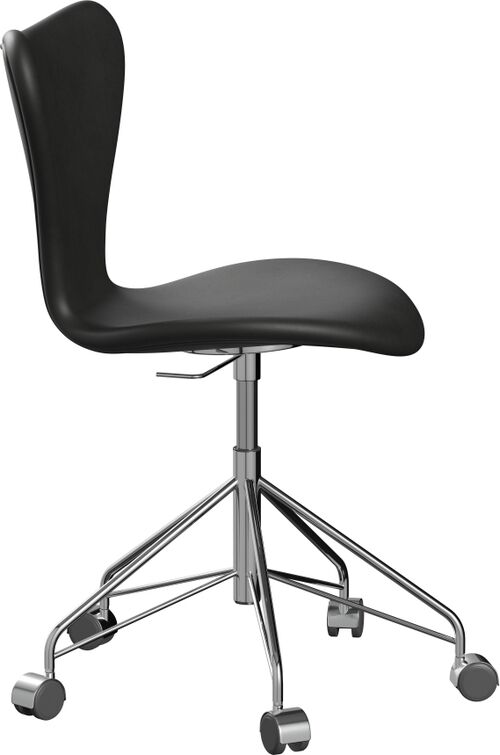 Ein moderner schwarzer Bürostuhl der Serie 7 mit ergonomischem Design, chromfarbenem Metallgestell und Rollen. Der Stuhl ist höhenverstellbar und ideal für das Home Office oder das Arbeitszimmer geeignet.