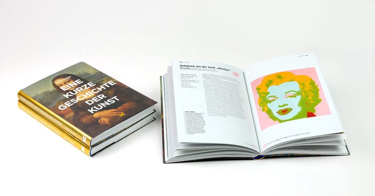 Das Bild zeigt zwei Bücher auf weißem Hintergrund. Eines ist geschlossen und zeigt das Cover von Susie Hodges Buch "Eine kurze Geschichte der Kunst". Es zeigt das berühmte Bild der Mona Lisa auf goldenem Hintergrund. Das andere Buch ist geöffnet und zeigt Seiten mit Text und bunte Illustrationen, darunter ein Bild im Pop-Art-Stil von Marilyn Monroe.