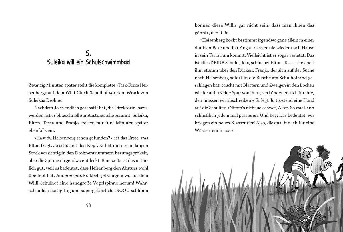 Eine aufgeschlagene Buchseite des Buches 'Battle of Schools - Angriff der Molchgehirne' zeigt Text auf der linken Seite und eine Illustration auf der rechten Seite. Die Illustration zeigt zwei Figuren, die in einen Busch kriechen. Das Buch ist in Schwarz-Weiß gestaltet.